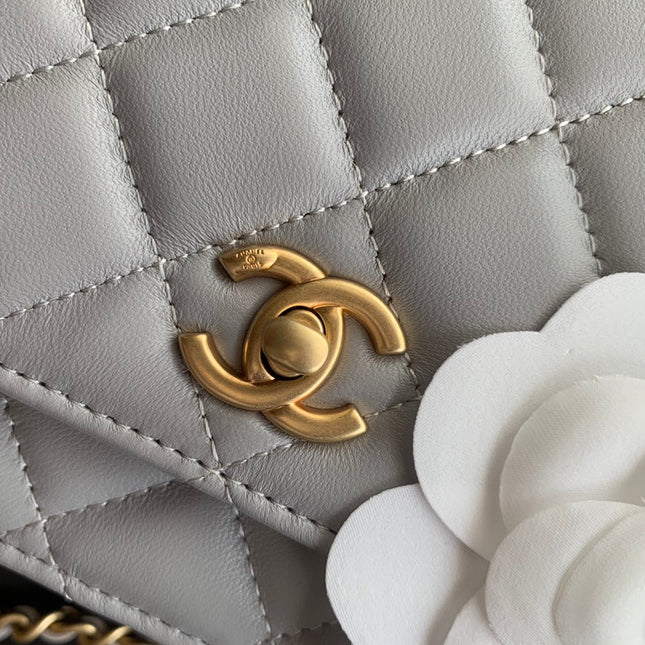 CLASSIC WOC 19CM WHITE LAMBSKIN GOLD HARDWARE
