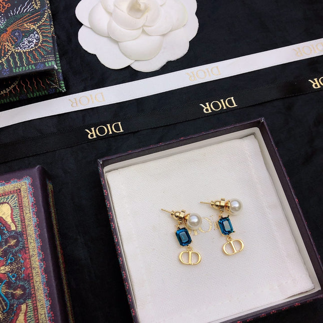 CD 26S BLUE CRYSTAL PEARL DROP EARRINGS IN GOLD TONE METAL 645629