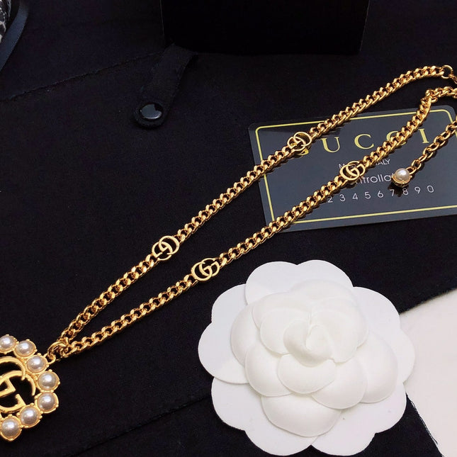 GUCCI 26S INTERLOCKING G PEARL FRAME PENDANT NECKLACE IN GOLD TONE METAL 625672