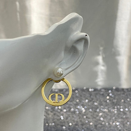 CD 26S PEARL CIRCLE LOGO STUD EARRINGS IN GOLD TONE METAL 646560