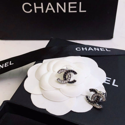 CHANEL 26S DOUBLE C LOGO BLACK CRYSTAL PAVE STUD EARRINGS IN SILVER METAL 633228