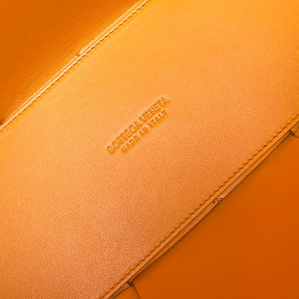 ARCO TOTE 36 IN CHENIN YELLOW CALFSKIN