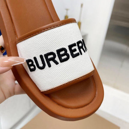 BURBERRY 26S SLIDE SANDALS IN CARAMEL BROWN CALFSKIN AND WHITE FABRIC