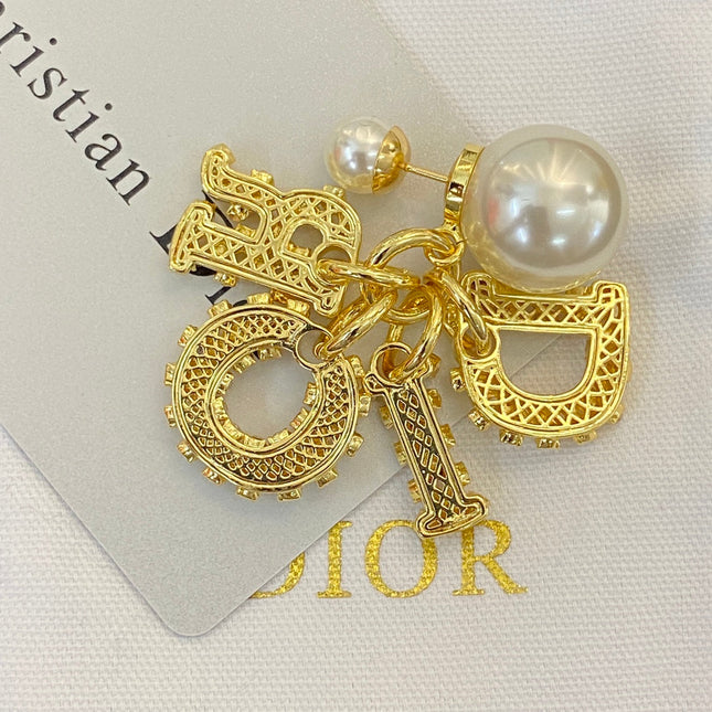 CD 26S CRYSTAL CD CHARM PEARL DROP EARRINGS IN GOLD METAL 633101