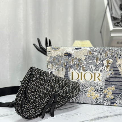 SADDLE 28 BAG IN BLACK OBLIQUE JACQUARD