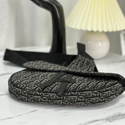SADDLE 28 BAG IN BLACK OBLIQUE JACQUARD