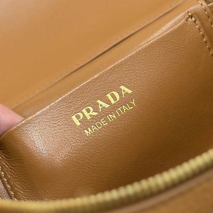 VANITY CASE 18 IN RUSSET BROWN GRAINED CALFSKIN GOLD HARDWARE