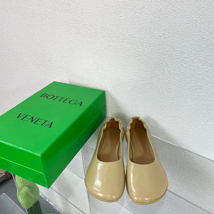 ATOMIC BALLERINA FLAT IN BISQUE BEIGE CALFSKIN