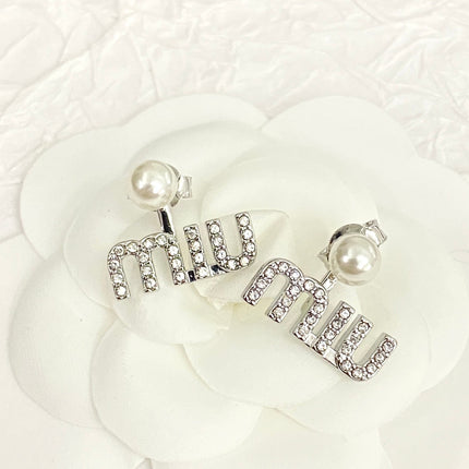 MIUMIU 26S PEARL LOGO DROP EARRINGS WITH CRYSTALS IN SILVER TONE METAL 625655