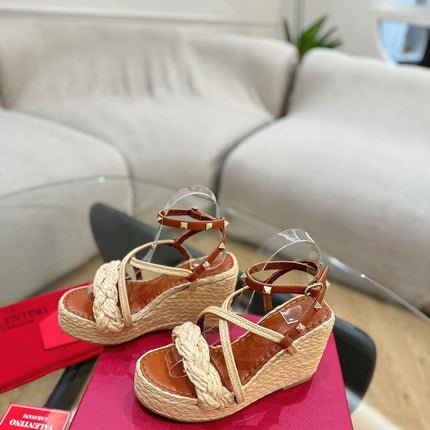 GARAVANI ROCKSTUD WEDGE SANDALS IN BRONZE BROWN CALFSKIN AND BEIGE RAFFIA