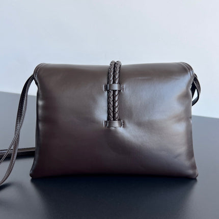 MEDIUM LIBERTA 30 IN CHOCOLATE SMOOTH CALFSKIN GOLD HARDWARE