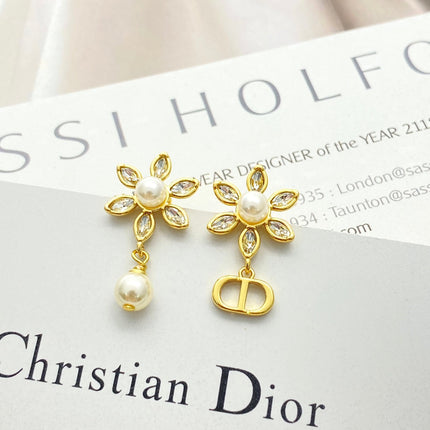 CD 26S FLOWER CRYSTAL PEARL CD CHARM DROP EARRINGS IN GOLD METAL 631966