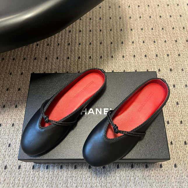 BOTTEGA VENETA 26S FLAT MULES IN BLACK LAMBSKIN
