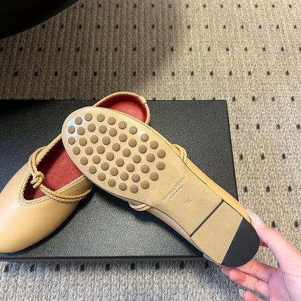 BOTTEGA VENETA 26S FLAT MULES IN BEIGE LAMBSKIN