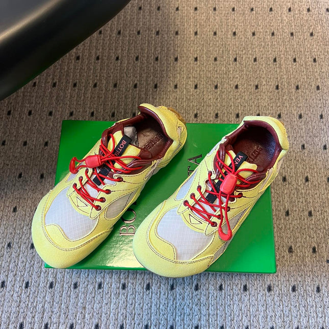 BOTTEGA VENETA 26S SNEAKERS IN LIGHT YELLOW SUEDE AND CREAM WHITE MESH FABRIC