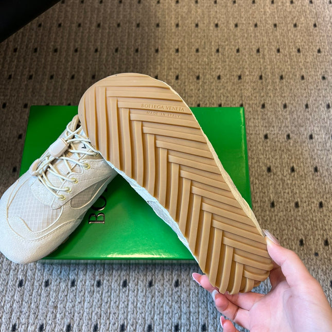 BOTTEGA VENETA 26S SNEAKERS IN CREAM WHITE SUEDE AND MESH FABRIC