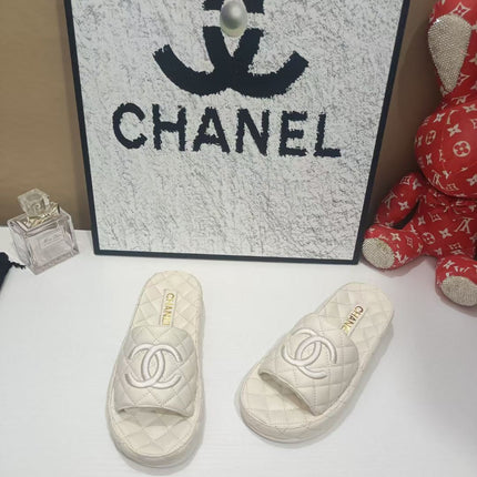 CHANEL 26S QUILTED SLIDE SANDALS IN WHITE CALFSKIN