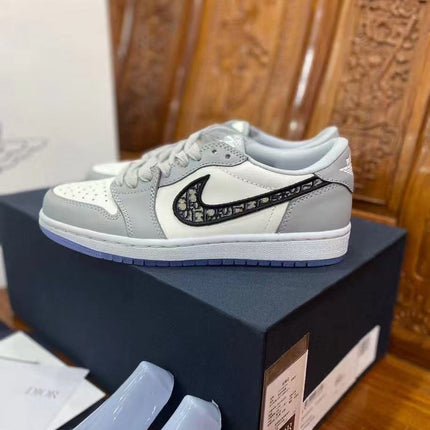 AIR JORDAN 1 LOW SNEAKER IN WHITE AND GREY CALFSKIN OBLIQUE JACQUARD SWOOSH