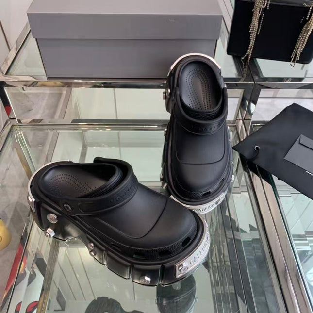BALENCIAGA CROCS IN BLACK RUBBER WITH METAL