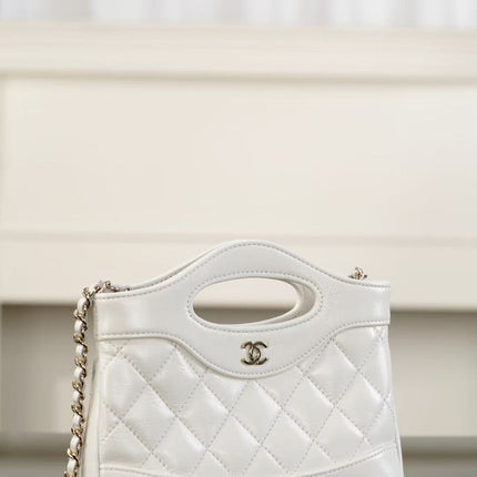CC SHOPPING BAG 20 IN WHITE QUILTED CALFSKIN