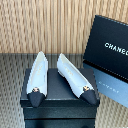 CHANEL 25S BALLET FLATS LOGO IN WHITE CALFSKIN AND BLACK CANVAS GOLD HARDWARE