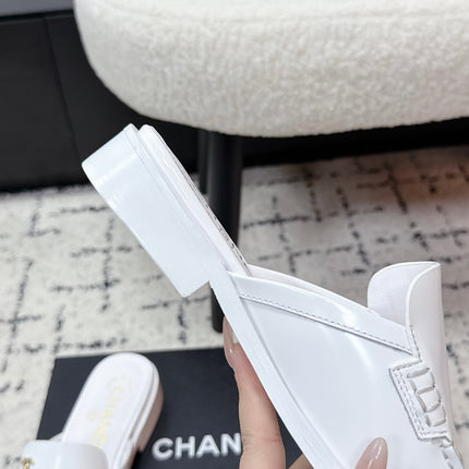 CHANEL 26S MULE LOAFERS IN WHITE SMOOTH CALFSKIN WITH CC LOGO