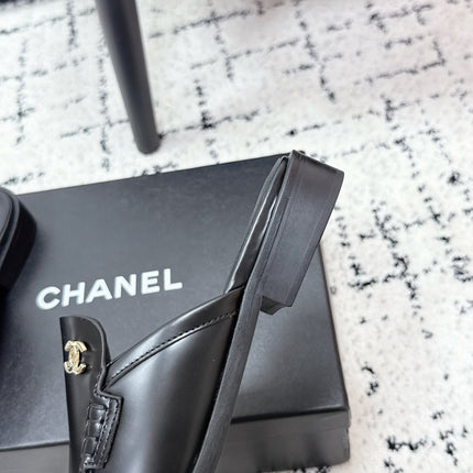 CHANEL 26S MULE LOAFERS IN BLACK SMOOTH CALFSKIN WITH CC LOGO