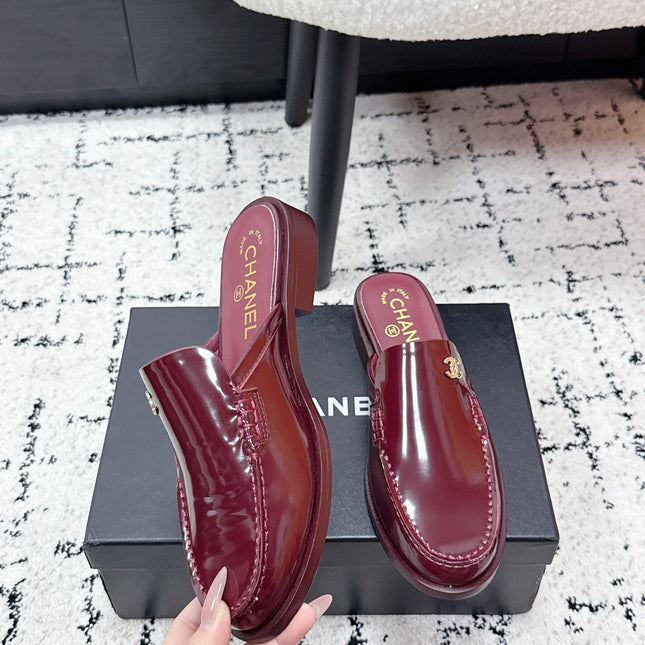 CHANEL 26S MULE LOAFERS IN BURGUNDY RED PATENT CALFSKIN WITH CC LOGO