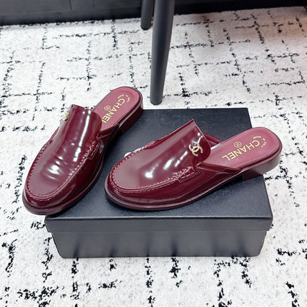 CHANEL 26S MULE LOAFERS IN BURGUNDY RED PATENT CALFSKIN WITH CC LOGO