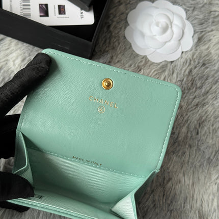 MINI FLAP CARD HOLDER 11 IN BABY GREEN LAMBSKIN GOLD-TONE METALLIC