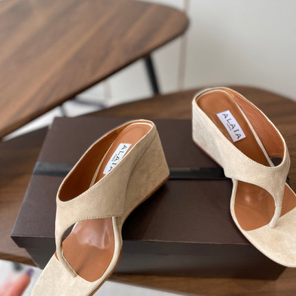 ALAIA WEDGE THONG SANDALS 25S IN LIGHT BEIGE SUEDE