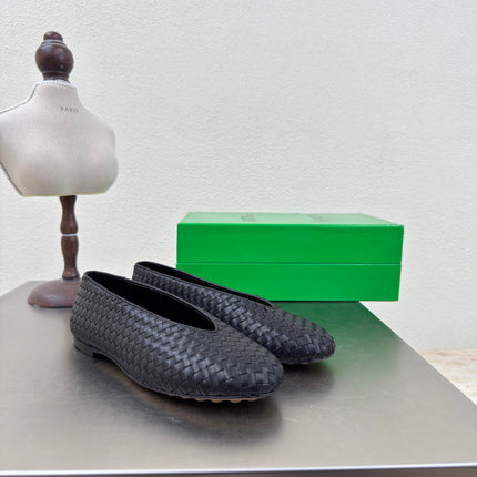 BOTTEGA VENETA 26S BALLET FLATS IN BLACK WOVEN LAMBSKIN