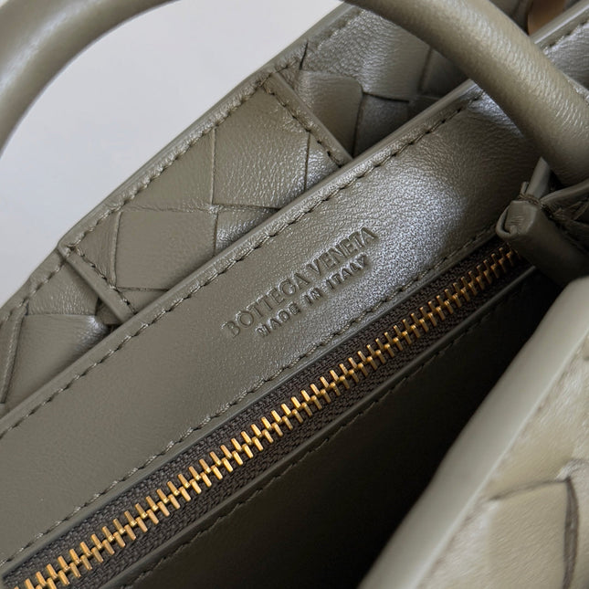 BOTTEGA VENETA 25S ANDIAMO 25 IN OLIVE GREEN CALFSKIN GOLD HARDWARE