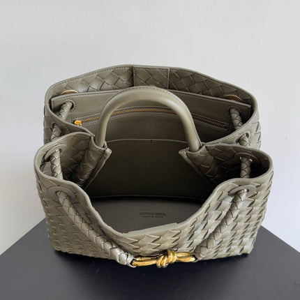 BOTTEGA VENETA 25S MEDIUM ANDIAMO 32 IN OLIVE GREEN CALFSKIN GOLD HARDWARE
