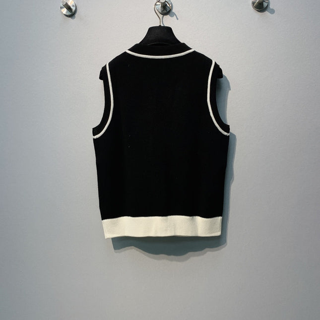 CHANEL 26S SLEEVELESS V-NECK BLAZER 670