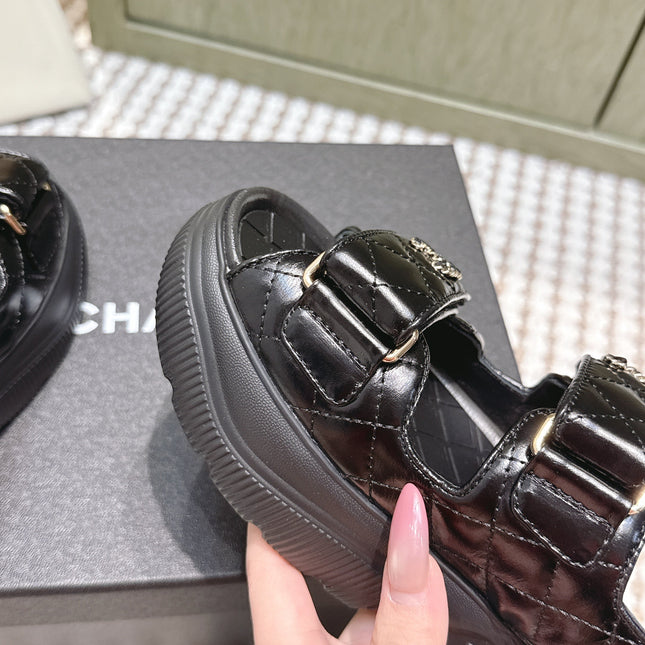 CHANEL 25S SANDALS IN BLACK PATENT CALFSKIN GOLD HARDWARE