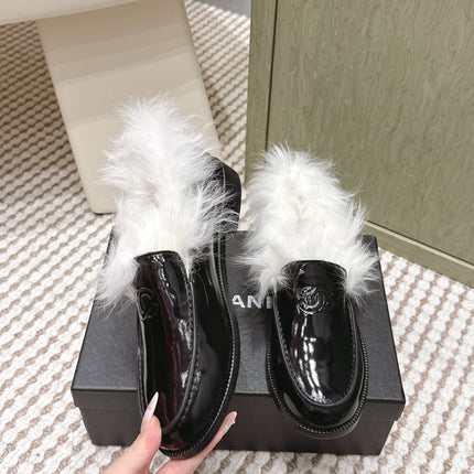 CHANEL 25S LOAFERS MOCCASIN IN BLACK GLOSSY CALFSKIN WITH WHITE MINK FUR LINING