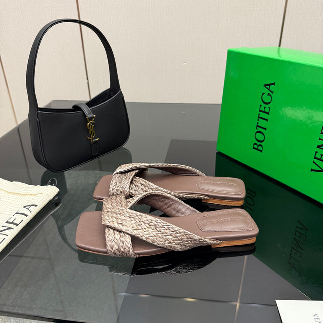 BOTTEGA VENETA 26S SANDALS IN DARK BROWN CALFSKIN AND RAFFIA
