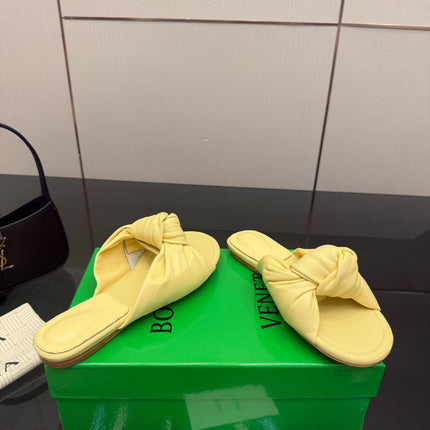 BOTTEGA VENETA 26S SLIDE SANDALS IN YELLOW LAMBSKIN