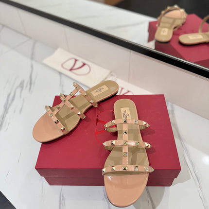 VALENTINO 26S SANDALS IN BEIGE PINK PATENT CALFSKIN WITH GOLD STUDS