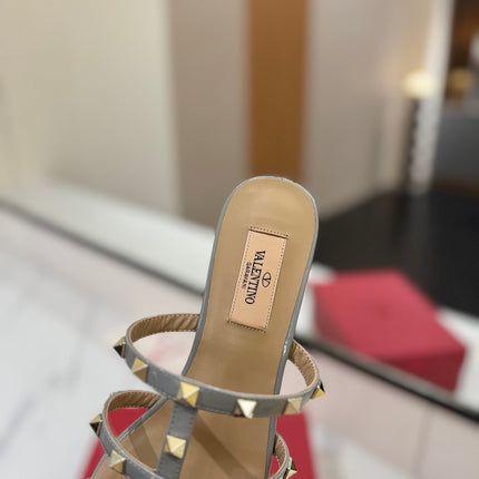 VALENTINO 26S SANDALS IN LIGHT GREY PATENT CALFSKIN WITH GOLD STUDS