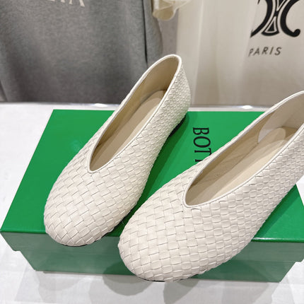 BOTTEGA VENETA 26S BALLET FLATS IN OFF-WHITE WOVEN LAMBSKIN