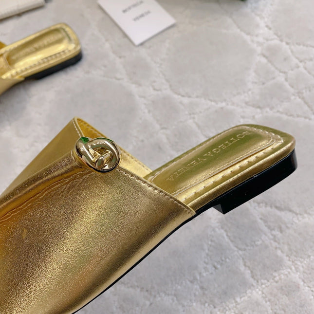 BOTTEGA VENETA 26S FLAT THONG SANDALS IN GOLD LAMBSKIN