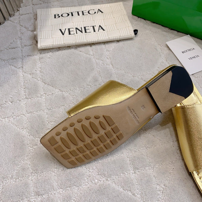 BOTTEGA VENETA 26S FLAT THONG SANDALS IN GOLD LAMBSKIN