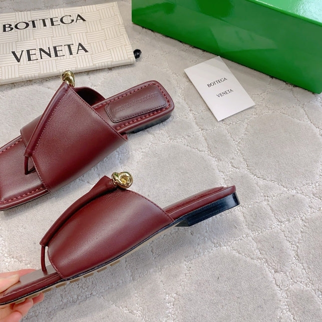 BOTTEGA VENETA 26S FLAT THONG SANDALS IN DARK RED LAMBSKIN