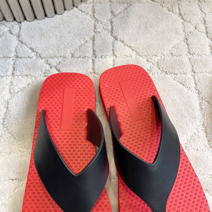 THE ROW 26S THONG SANDALS IN RED RUBBER WITH BLACK STRAPS CALFSKIN