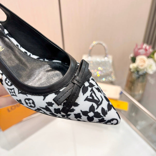 LV 26S BOW-DETAIL SLINGBACK PUMPS 55 MM IN WHITE AND BLACK MONOGRAM CANVAS
