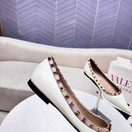 ROCKSTUD FLAT PUMP IN WHITE CALFSKIN