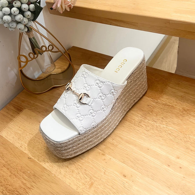 GUCCI 26S WEDGE SANDALS 100 MM IN WHITE SUEDE