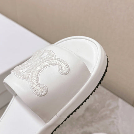 THICK-SOLED SLIDES IN WHITE SMOOTH LAMBSKIN LOGO WITH CRYSTALS